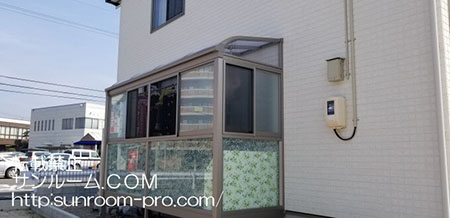 中が丸見えになるので、フィルムを貼ったらいい感じになりました。