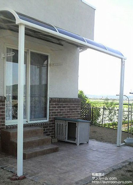 前々から日除けと雨除け用にサンテラスがほしいと思っていたのですが、やっと念願叶いました！