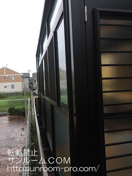 全面スリガラスなので人目を気にせず洗濯物が干せていい感じです。