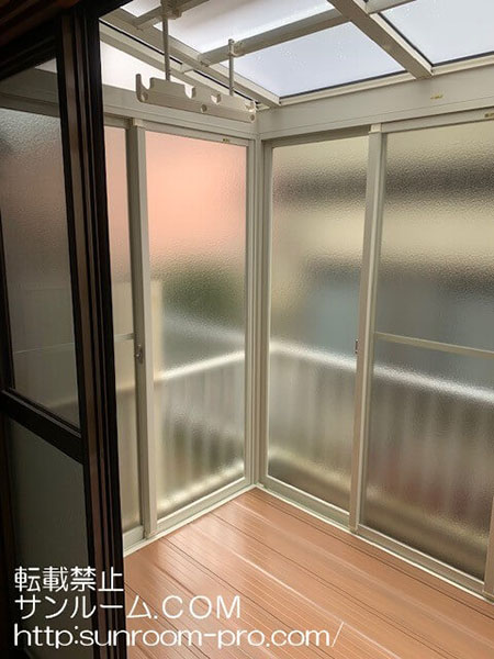 曇りガラスにしたおかげでそこそこのプライバシーは保たれ、快適です。