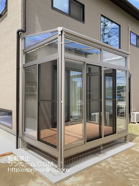 立派なサンルームができて 助かりました。