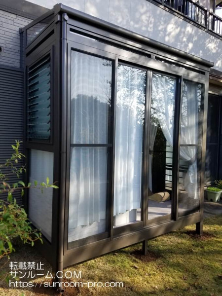 外からの気持ちいい風と鳥のさえずりに猫たちも大満足です。