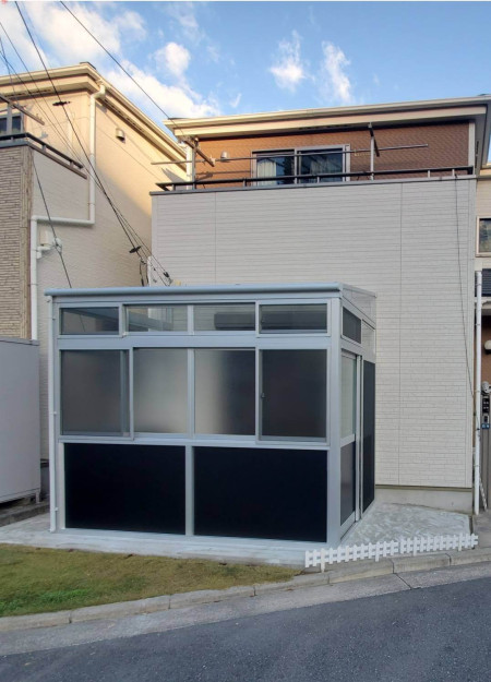 日の光、洗濯、目隠し、犬の遊び場、子供の遊び場(トランポリンしてます)、暖房効果、収納ととても万能です。