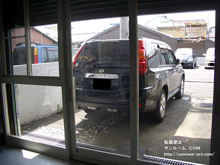 防犯・埃侵入止めのため、風除室を取り付けました