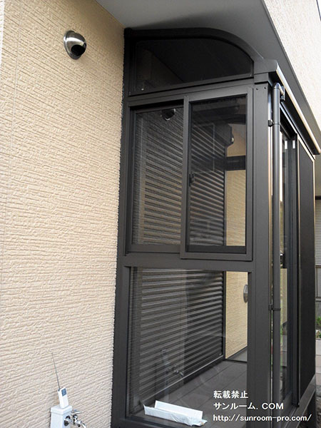 猫の為に作ってもらいました。外側にゴーヤのカーテンを伸ばす予定です。