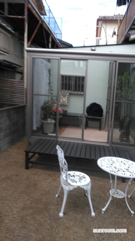 冬は温室、春秋は憩いの場所へ。暮らしを変えるサンルーム。