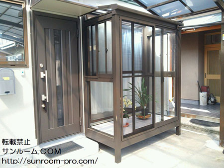 写真では花が飾ってありますが、今は犬がお日さまとたわむれています。