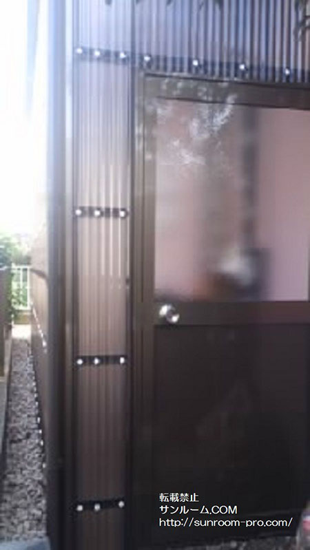 室内犬の散歩後の足洗い場として利用しています｡