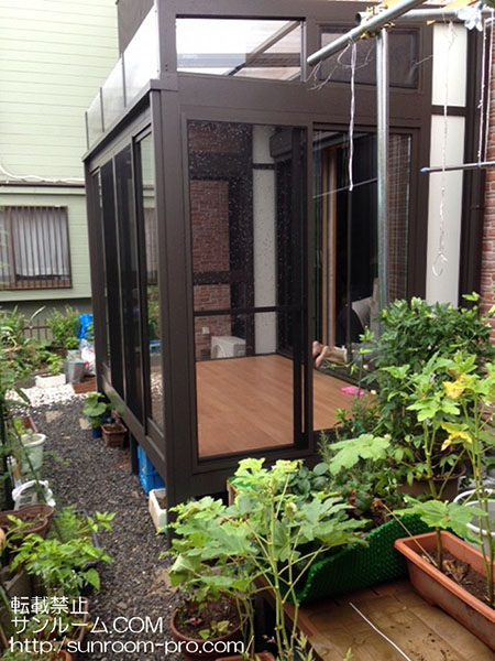 テーブルを置いてお茶など楽しんでいます。