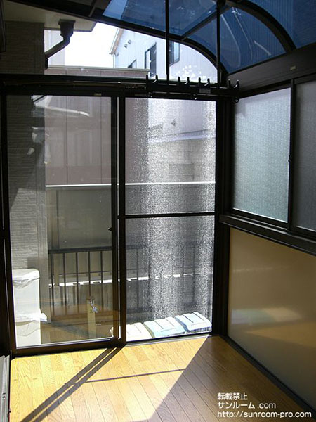 室内干し用に設置しましたが、リビングの延長としても使わせていただいております。快適です。